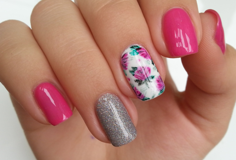 Roze manicure met een glijbaan en glitter