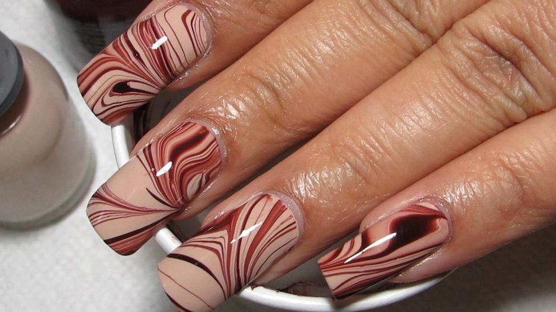 Manicure naakt met vlekken