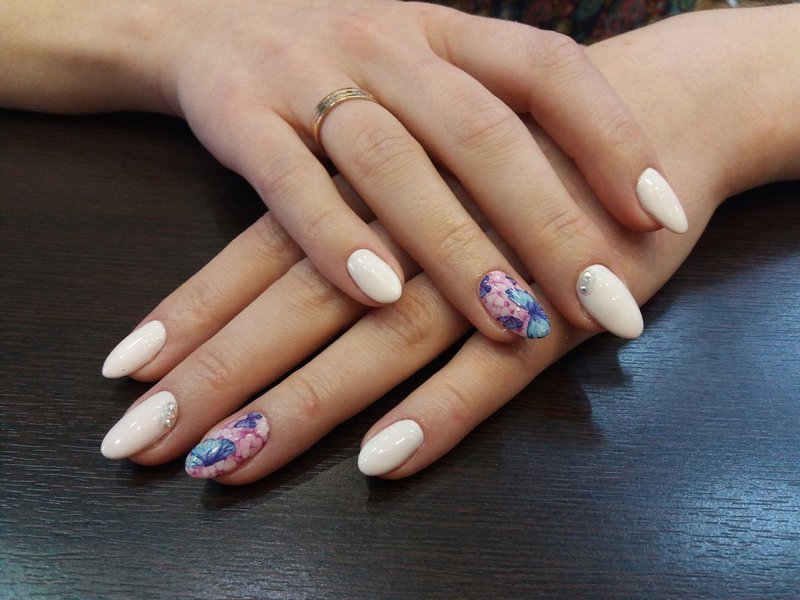 Manicure naakt met glijbaan en strass steentjes