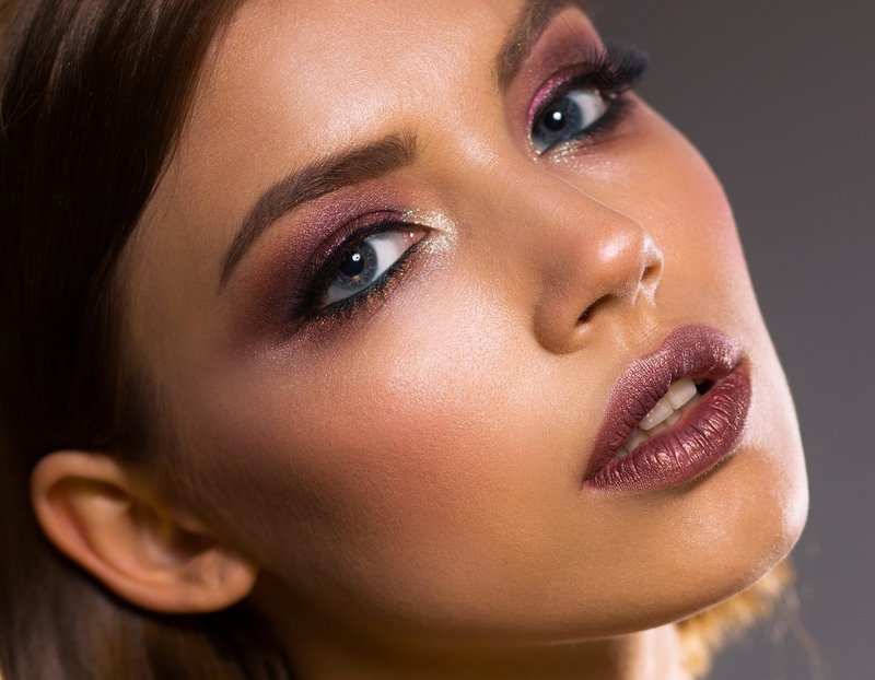 Maquillage de soirée pour les filles aux cheveux noirs