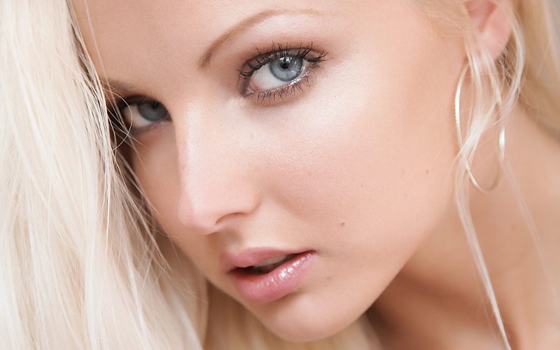 Nahý make-up pre blondínky so sivými očami