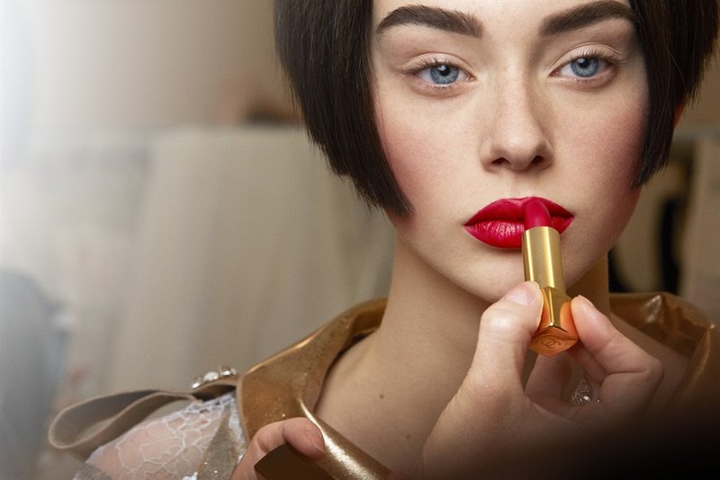 Maquillage avec rouge à lèvres pour brunes