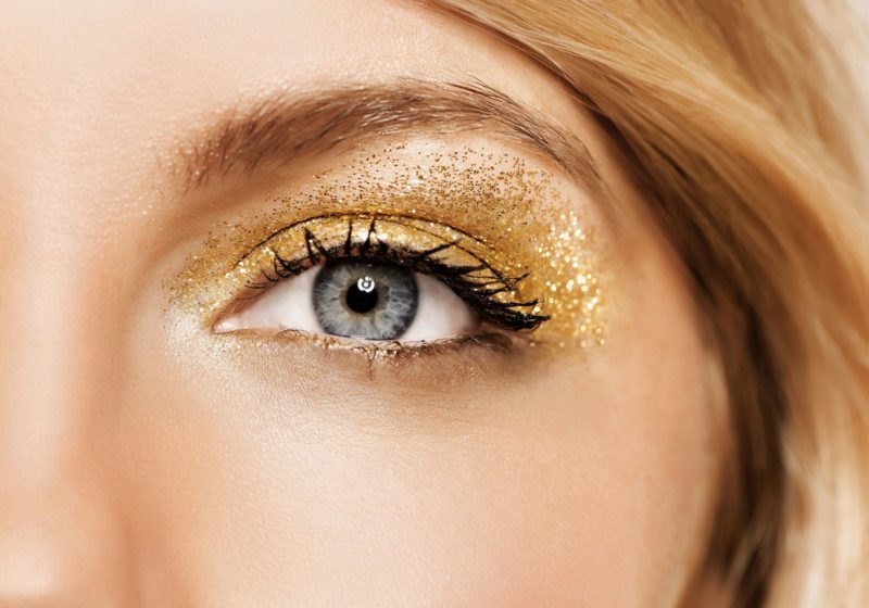 Maquillage de paillettes d'or