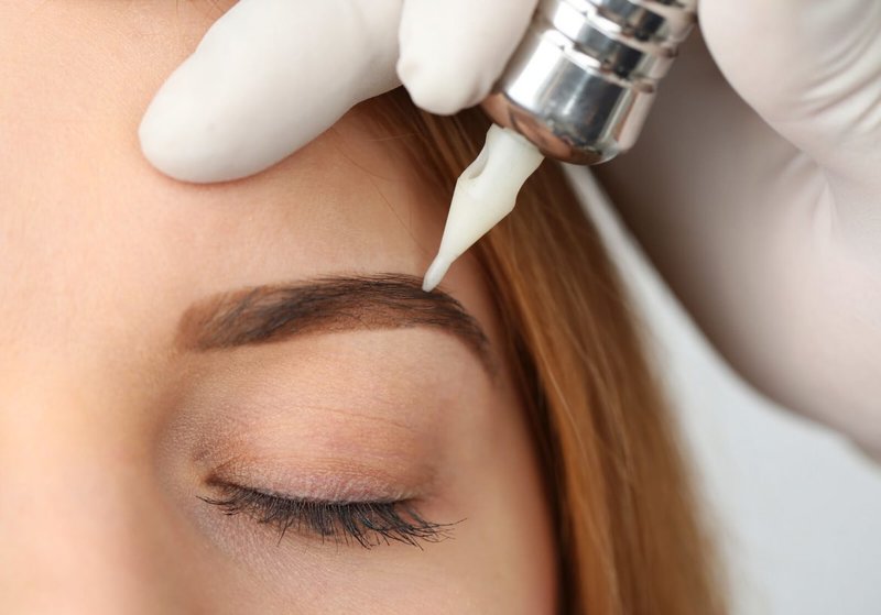 Technique de pulvérisation des sourcils