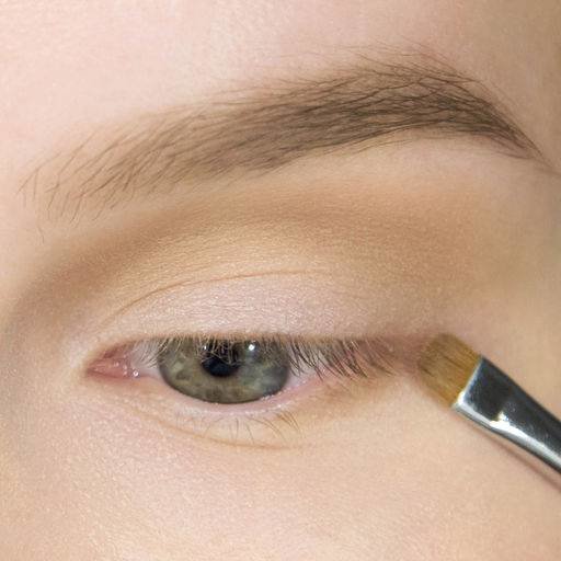 Maquillage étape par étape avec des flèches et des ombres à paupières