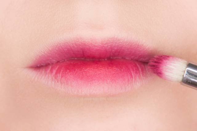 Donkere lippenstift op het midden van de lippen aanbrengen