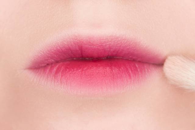 De laatste hand aan lip make-up