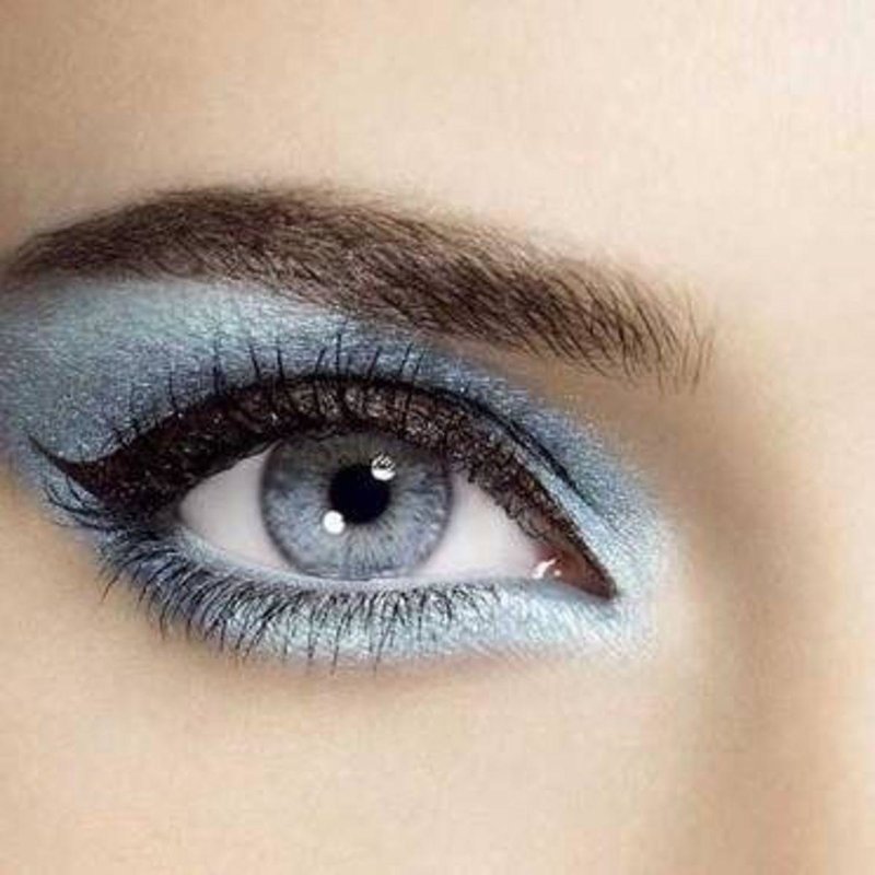 Maquillage spectaculaire de nacre pour les yeux bleus et gris