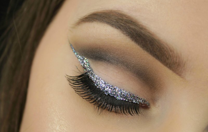 Maquillage nude avec des flèches d'argent avec des paillettes