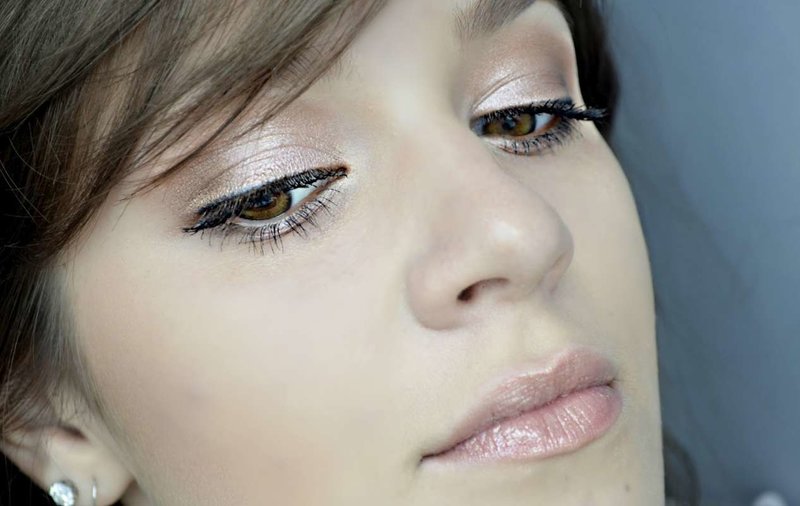 Maquillage lumineux pour les propriétaires des yeux bruns