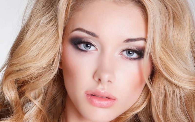 Maquillage lumineux pour la blonde aux yeux gris