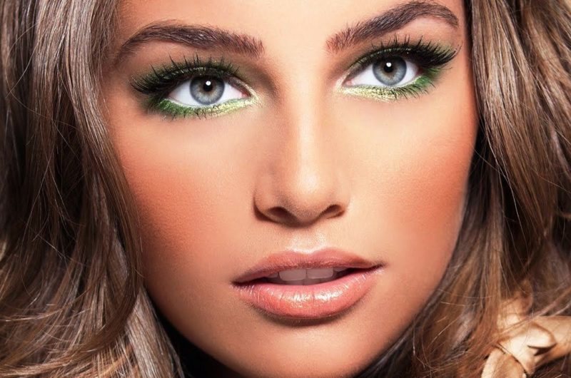 Večerný make-up v zelených odtieňoch pre modré oči