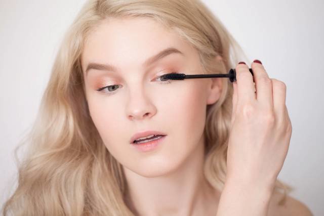 L'application de mascara est l'une des dernières étapes du maquillage nude