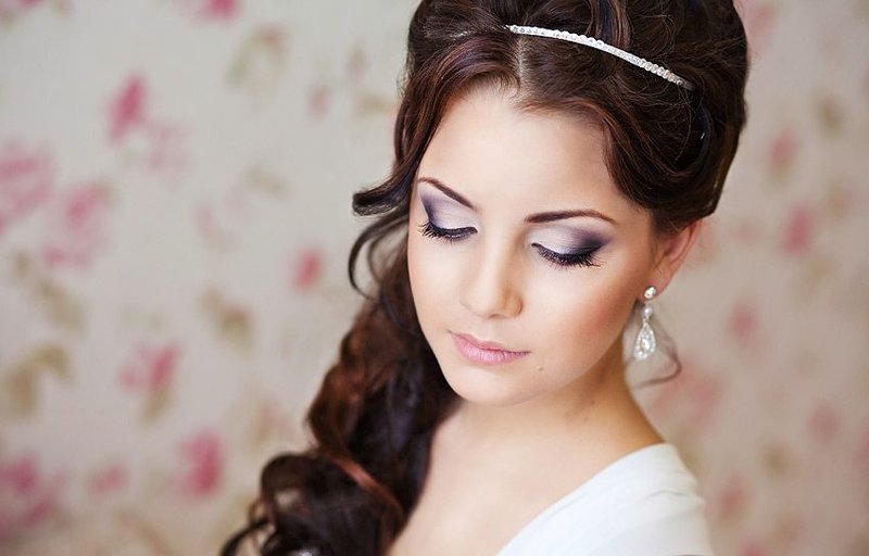 Maquillage de mariage pour brunes aux tons violets