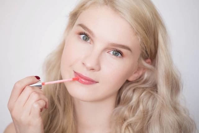 De laatste fase van make-up - het aanbrengen van glans