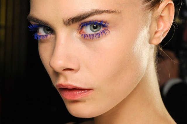 Lorsque vous appliquez un maquillage éclatant, vous utilisez un mascara coloré.