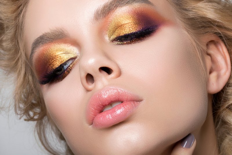 Maquillage lumineux en trois couleurs pour le réveillon du nouvel an