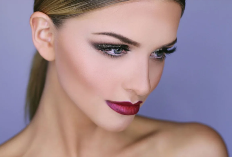 Bohatý make-up so svetlou rúžom na sivé oči