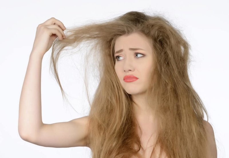 Fille aux cheveux cassants et secs