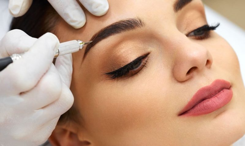 Permanente wenkbrauw make-up procedure