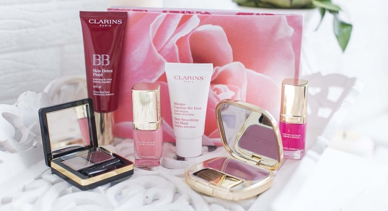 Een set cosmetica van Clarins