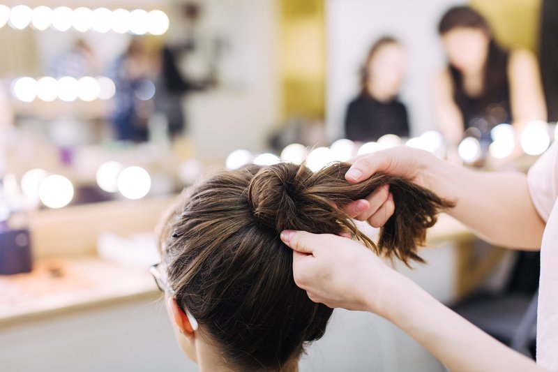 Coiffure légère chignon