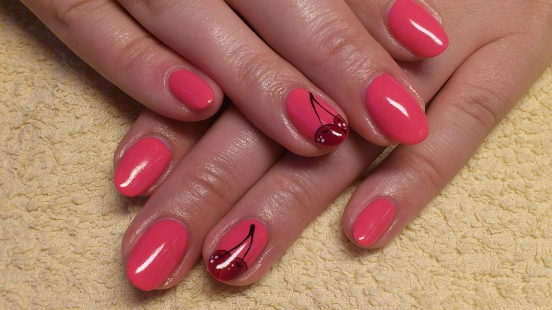 Heldere manicure met kersen