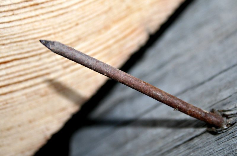 Rituel avec un clou de cimetière