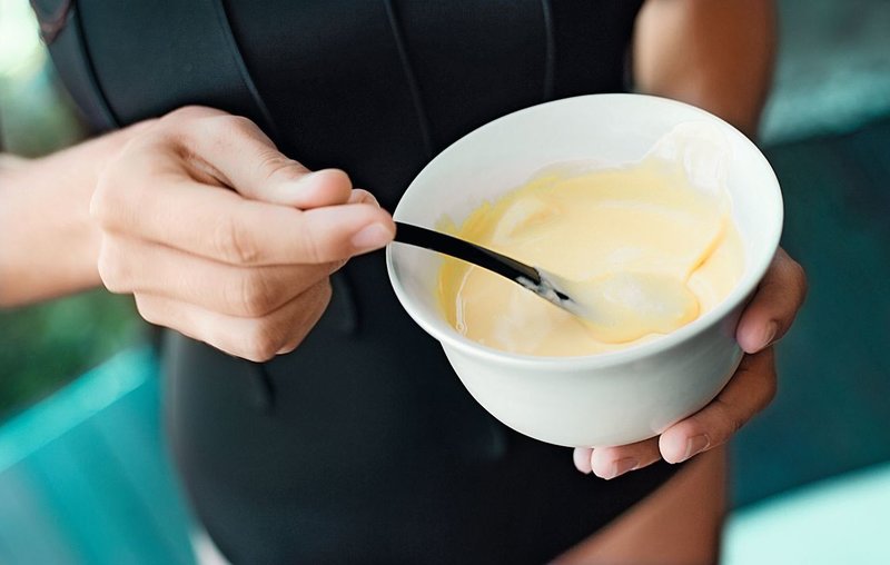 De ingrediënten mengen voor het maken van een masker van ei-linnen