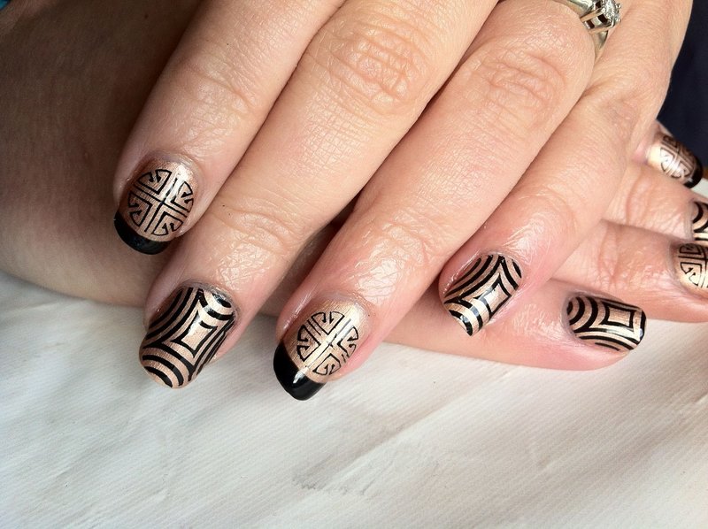 Gouden manicure met abstractie.