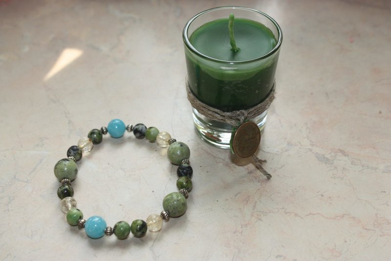 Bougie et bracelet pour le rituel de chargement de l'amulette