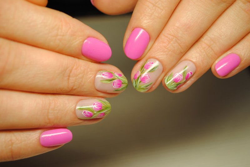 Heldere manicure met bloemen