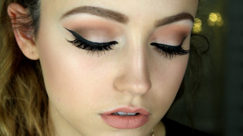 Avond make-up met behulp van eyeliner