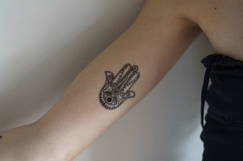 Tatuaj de farmec pe interiorul umărului