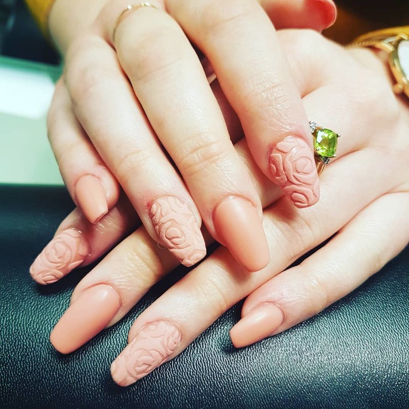 Manicure beige su unghie lunghe
