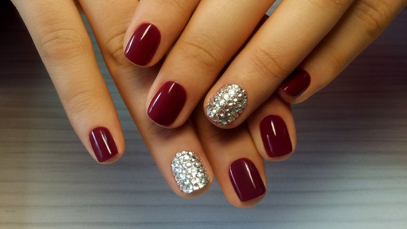 Bourgondische manicure met strass steentjes