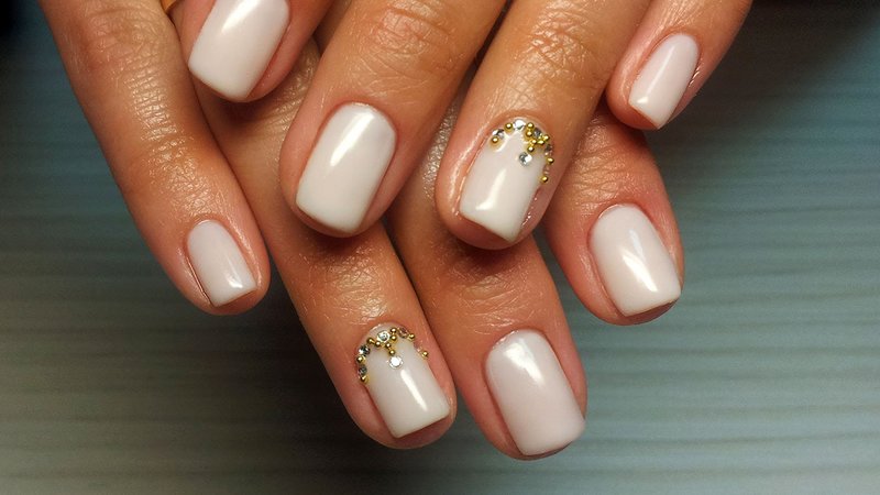 Gevoelige manicure met strass en bouillons