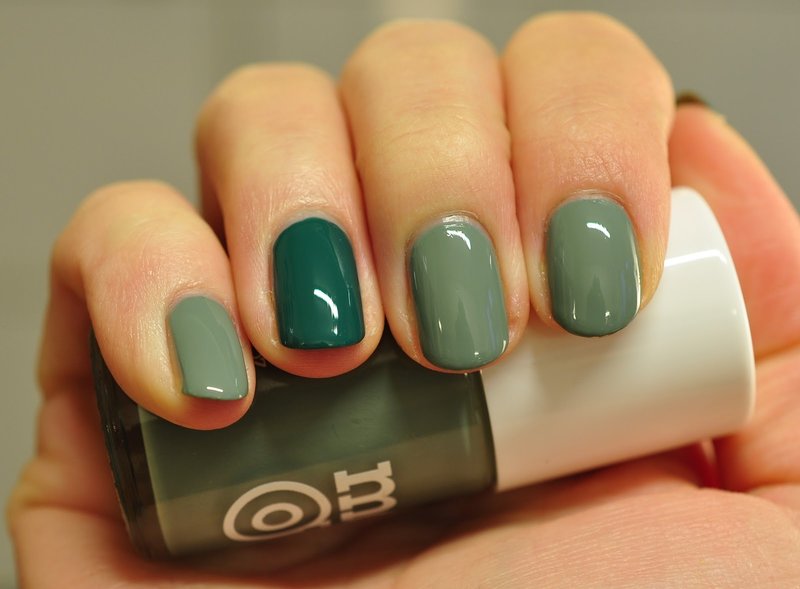 Groene ombre op korte nagels