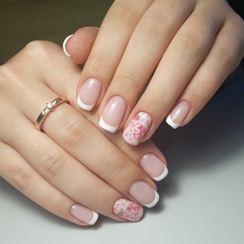 Manicure francese con gommalacca con stampa a colori