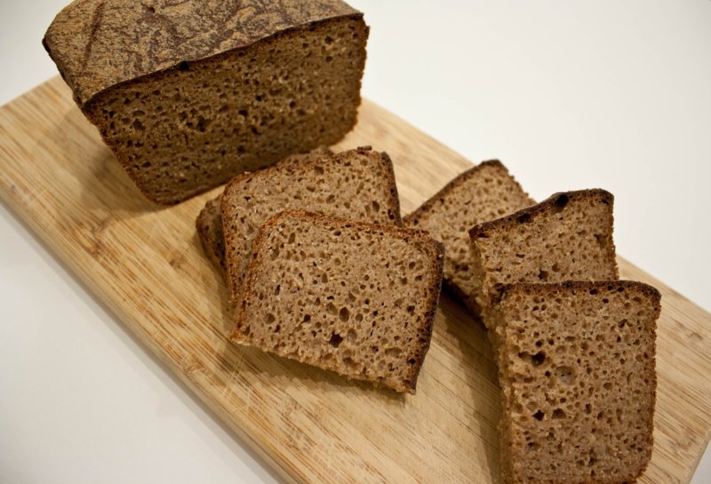 De voordelen van zwart brood voor haar