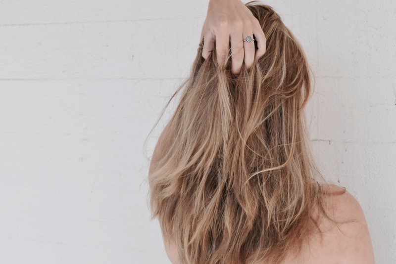 Cheveux clarifiés à la bière