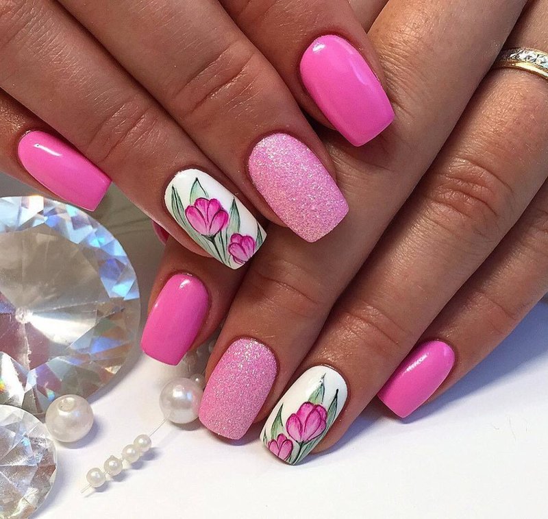 Manicure brillante con stampa floreale gommalacca