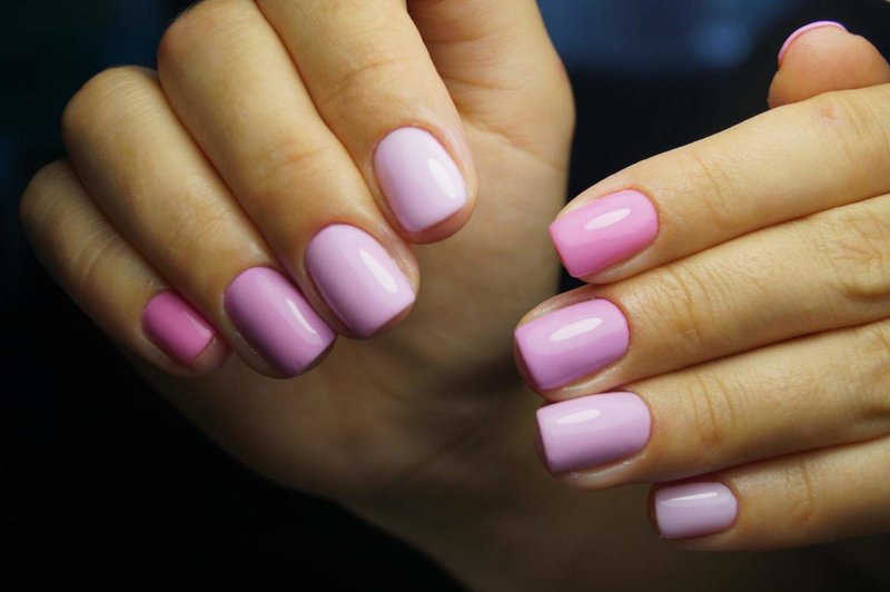 Ombre shellac pe unghiile scurte