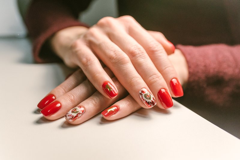 Nail design avec gomme laque dans les couleurs rouges