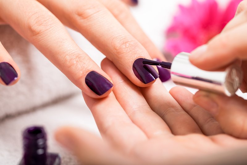 Manucure au gel violet