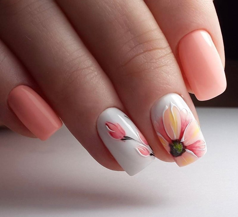 Manicure gommalacca con motivi floreali.