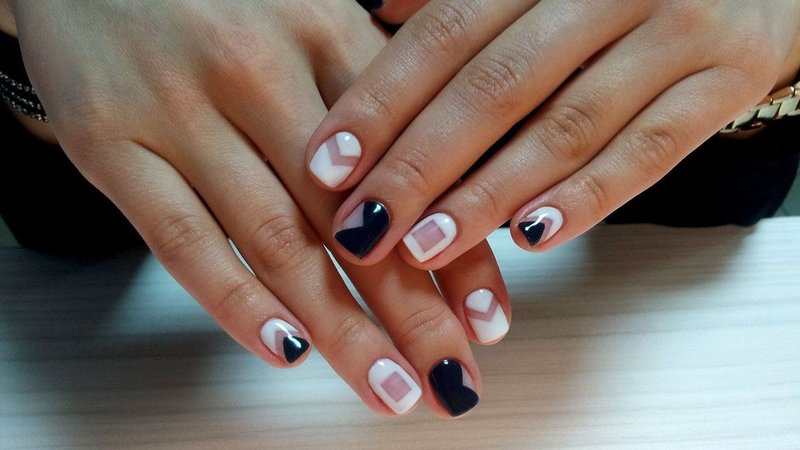 Manicure gommalacca e motivi geometrici.