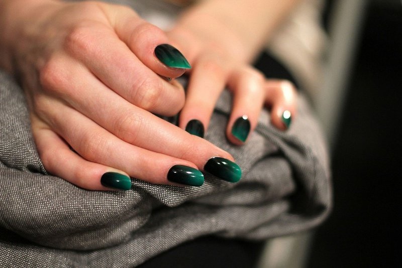 Manicure gommalacca con smeraldo ombre