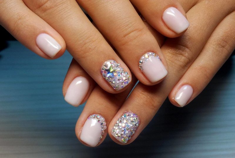 Lichtroze manicure met strass steentjes