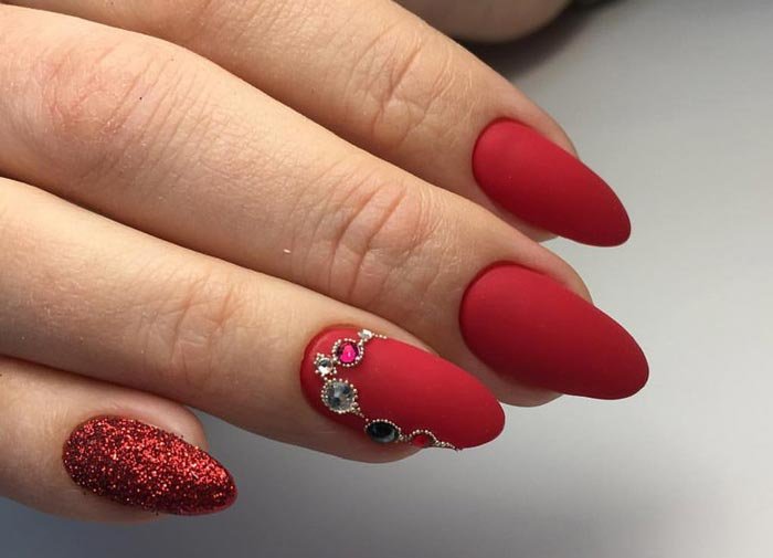 Matte manicure met strass steentjes in rode tinten